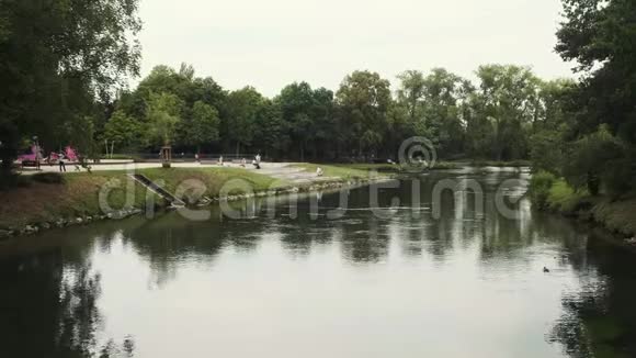 在德国利普施塔特夏季白天利佩河穿过中心城市公园视频的预览图