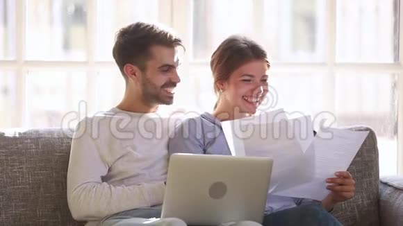 幸福夫妇在网上查账方便服务视频的预览图