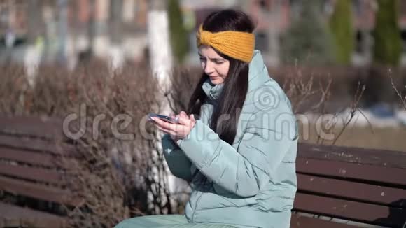年轻女子在智能手机上发短信视频的预览图