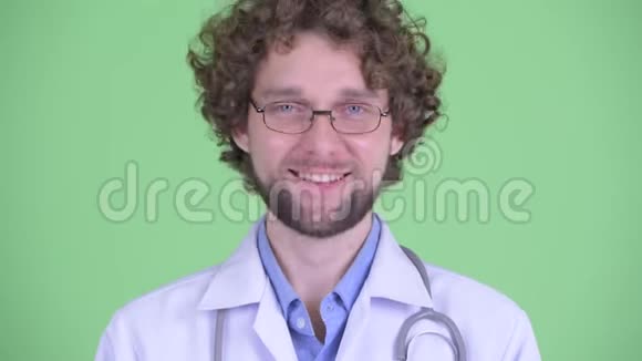 脸上洋溢着幸福的年轻胡子男医生点头是的视频的预览图