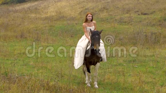 穿着邋遢衣服的姜女在野外骑马视频的预览图