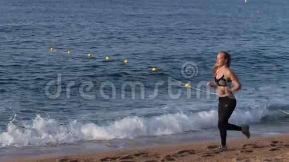 金发女郎在沙滩上运动视频的预览图