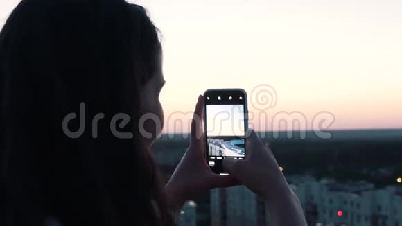 女孩从屋顶拍了一张照片视频的预览图