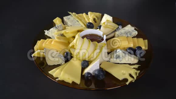 把葡萄放在一盘奶酪上视频的预览图