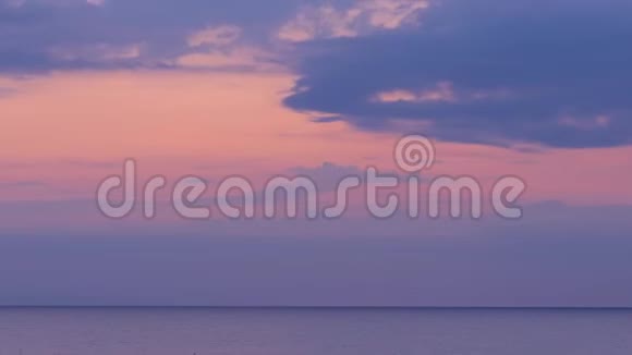 在海滩上方的云层中黎明时间流逝视频的预览图