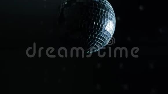 带灯光的迪斯科球概念在黑暗的房间里旋转迪斯科舞厅视频的预览图