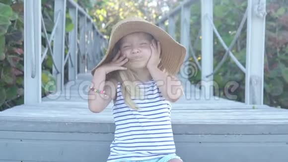 一个戴着草帽的小女孩的特写视频的预览图