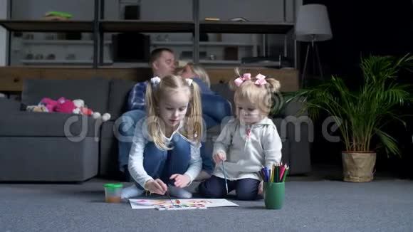 两个可爱的妹妹在画让父母休息视频的预览图