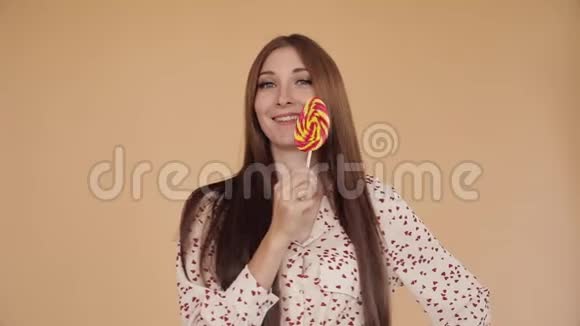 年轻漂亮的女孩拿着大棒棒糖调情视频的预览图