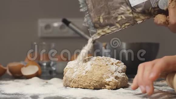 制作美味面包的过程厨师准备了一个茂盛的面团来做美味的新鲜面包视频的预览图