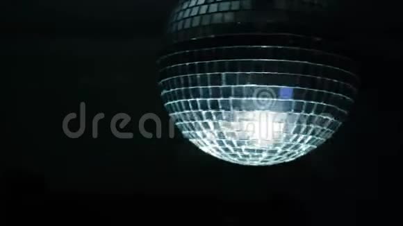 带灯光的迪斯科球概念在黑暗的房间里旋转迪斯科舞厅视频的预览图