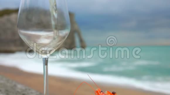 葡萄酒倒入玻璃与虾片视频的预览图