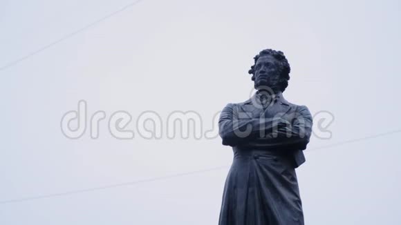 著名俄罗斯诗人亚历山大普希金的雕像概念圣彼得堡的普希金雕像视频的预览图