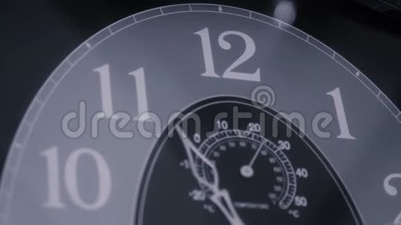 合上一张老钟的脸概念关闭一个复古手表老式挂钟视频的预览图