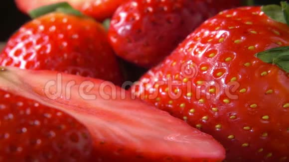 接近落在浆果上的草莓片视频的预览图