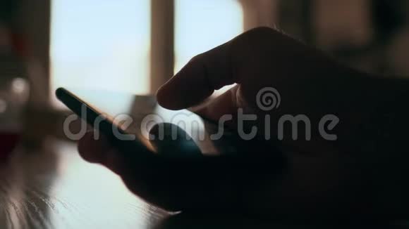 男人手在按压和触摸手机男人在智能手机或冲浪网站上使用应用程序视频的预览图