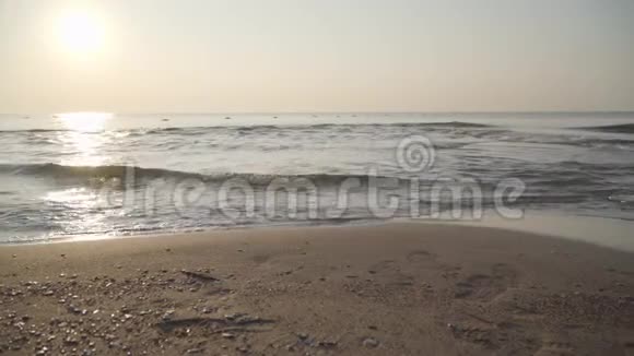 晶莹剔透的地中海波浪在阳光下滚向沙滩近距离拍摄镇静泡沫水视频的预览图