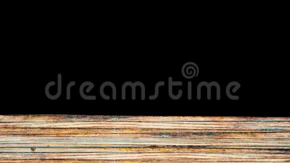 抽象木质纹理背景动画木制木板有裂缝和污渍覆盖黑色背景移动视频的预览图