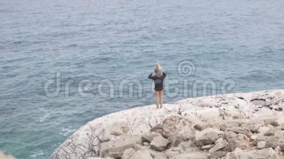 一个带着一个小女儿的男人掉进了一个高高的悬崖来到了大海视频的预览图