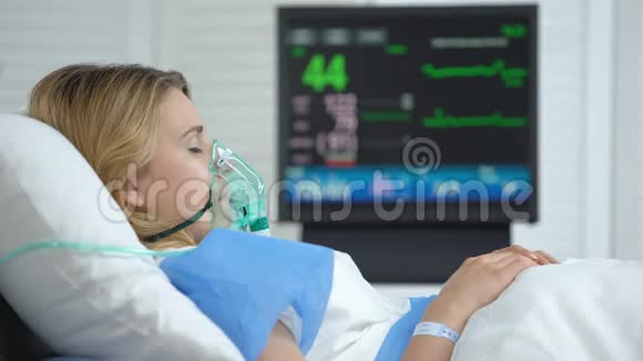 昏迷的女性心电图监测仪心率降至零病人死亡健康视频的预览图