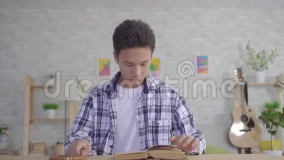 亚洲年轻人手里拿着念珠读圣经的画像视频的预览图