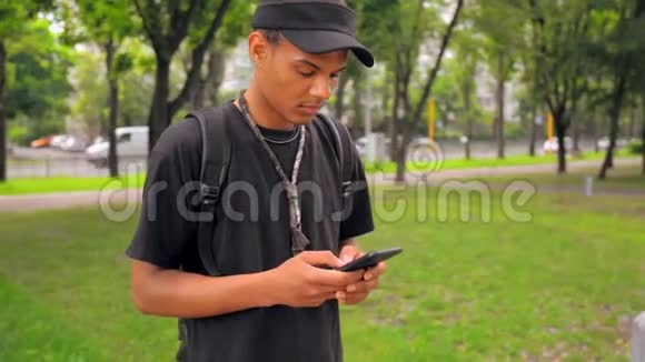 肖像青年在户外手持移动聊天视频的预览图