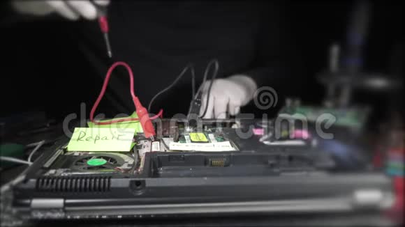 技师用螺丝刀拧开电脑细节修理坏电脑显卡内存RAM冷却器处理器视频的预览图