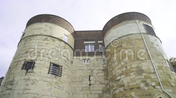 堡垒的监狱塔的底部视图行动欧洲要塞的半圆形塔楼有囚犯的地方视频的预览图