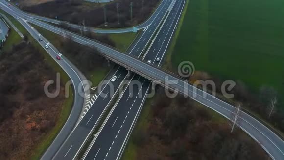 高速公路的鸟瞰图摄像机沿着公路和公路移动很多车辆在四车道高速公路上行驶视频的预览图