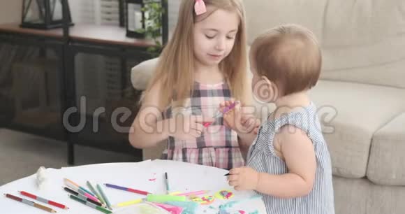 姐妹们在家里用彩色铅笔画画视频的预览图