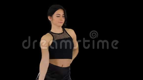 性感跳舞的年轻运动女子阿尔法频道视频的预览图