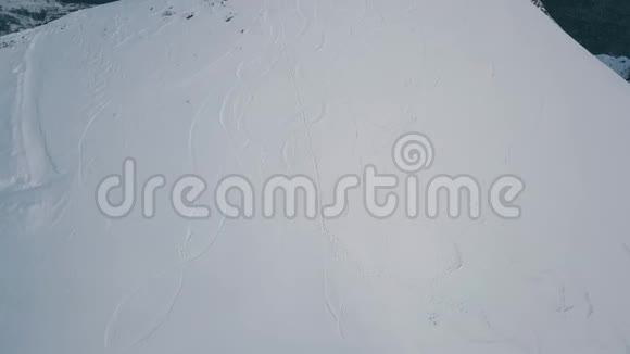 空中射击飞行在令人惊叹的山脉山谷与雪顶滑雪板和滑雪轨道视频的预览图