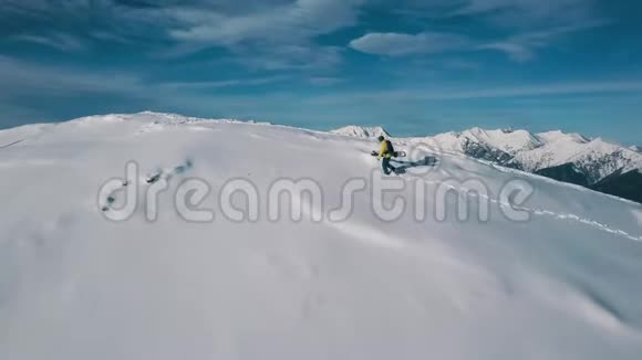 空中射击男运动员攀登雪山滑雪板视频的预览图