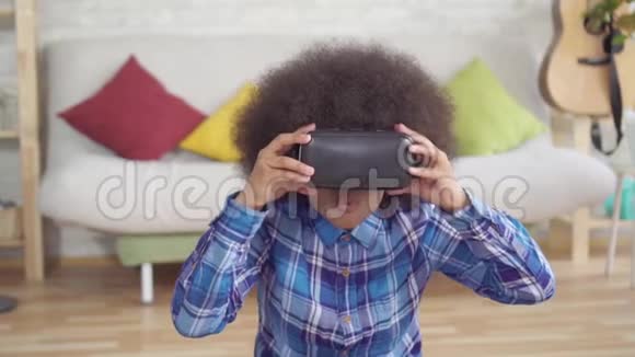 肖像快乐的非洲女人留着非洲发型戴着虚拟现实眼镜慢动作视频的预览图