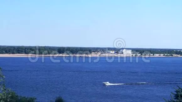 江上漂白小船明媚夏日蓝天伏尔加河伏尔加格勒视频的预览图