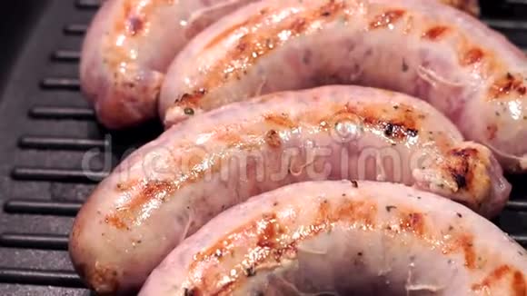 烤香肠在烤盘特写上准备香肠猪肉视频的预览图