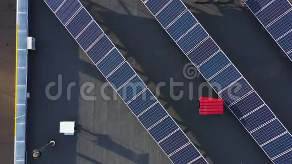 可再生电力通过太阳能发电厂进行无人驾驶飞行视频的预览图