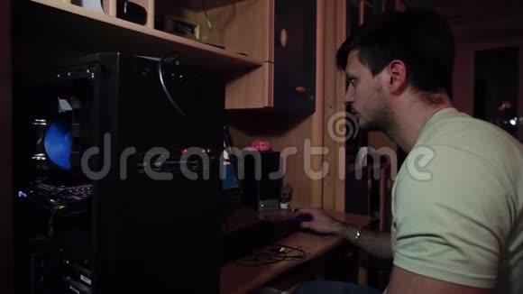 他坐在一个拆卸的系统单元一台电脑上工作视频的预览图