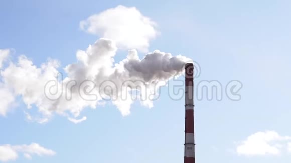 从工厂烟囱里冒出来的烟映在蓝天上环境污染的概念视频的预览图