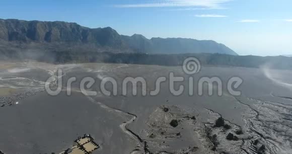 有火山的山景地上有熔岩的痕迹印度尼西亚巴厘岛火山的空中景观旅行概念视频的预览图
