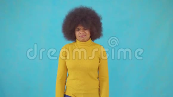 非洲女性发型为非洲发型身穿黄色夹克不承认自己拇指向下视频的预览图