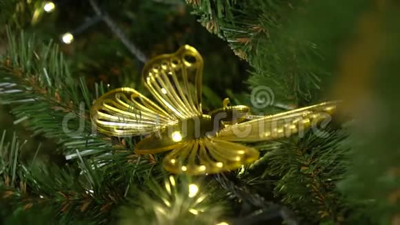 圣诞树上的圣诞装饰品蝴蝶视频的预览图