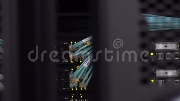 网络机柜内有金属和网门的数据中心视频的预览图