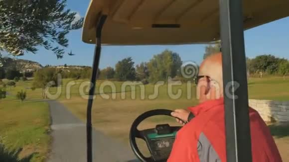 人驾驶高尔夫球车视频的预览图