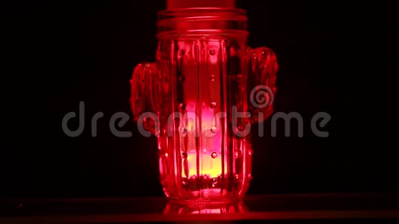 一个玻璃顶着一盏红色的灯里面的液体在流动视频的预览图