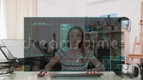 女孩看着眼前的虚拟显示屏视频的预览图