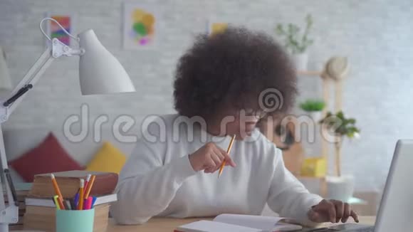 美国黑人学生女画像非洲发型视频的预览图