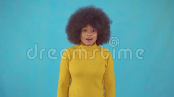 情绪激动的非洲女人黄色夹克的非洲发型视频的预览图
