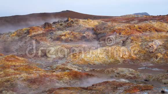 地热活动热蒸汽从地面喷发冰岛火星景观视频的预览图
