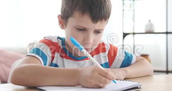 小学年龄的男孩做作业视频的预览图